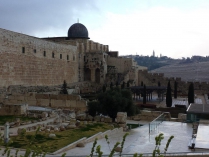 Jerusalem: Teil der alten Stadtmauer und Al-Aksa-Moschee. Im Hintergrund ist der Ölberg zu sehen.