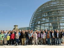 Gruppenbild - im Hintergrund die Kuppel des Reichstagsgebäudes