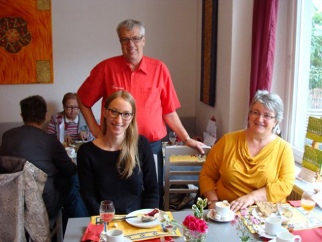 Faires Frühstück im Café Zwischen | von links: Valerie Hosp, Medienreferentin im Wahlkreisbüro; Siegfried Frauendiener, Mitarbeiter im Café Zwischen und Gabriele Schmidt MdB