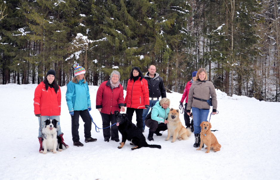 In der Mitte Gabriele Schmidt MdB und Hundeschulbesitzerin Eva-Maria Hofschulte aus Bonndorf mit Teilnehmerinnen und Teilnehmern eines Kurses