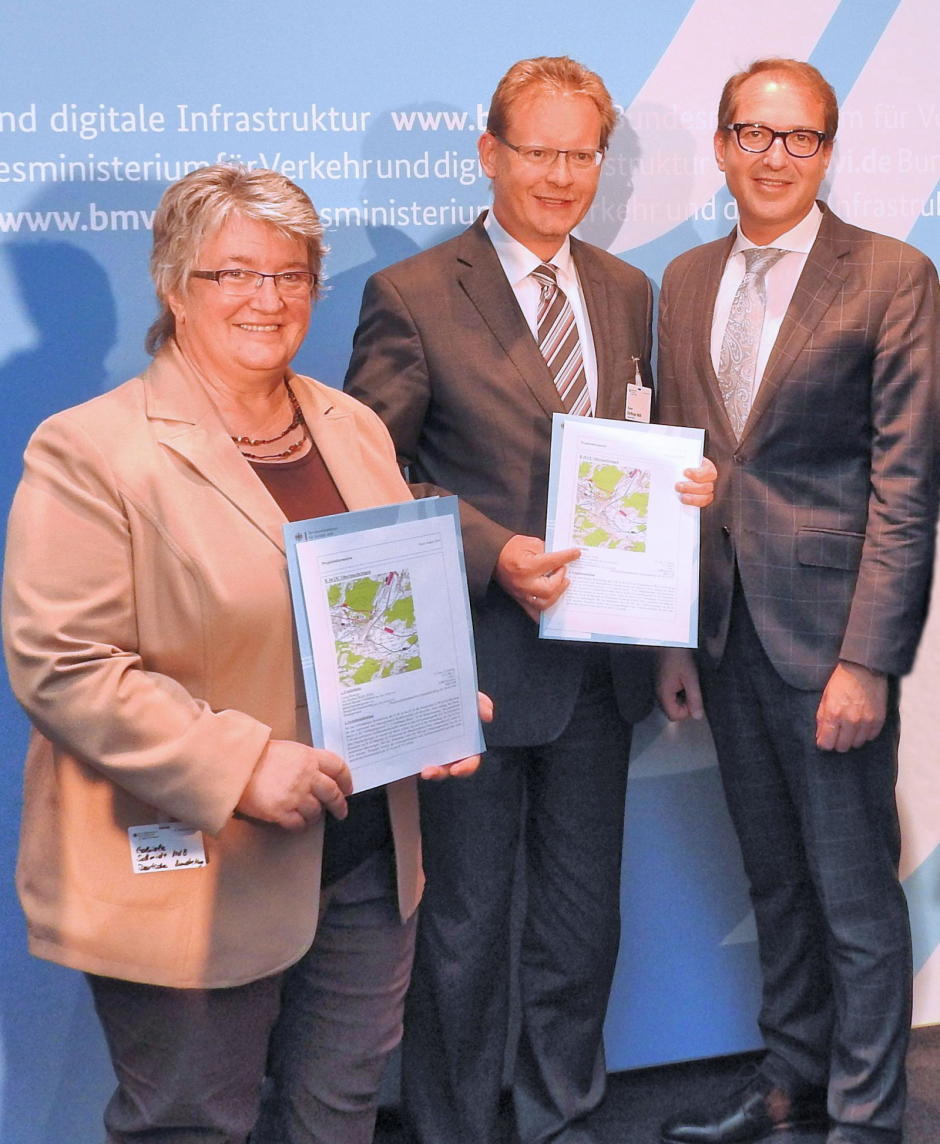 Bundesverkehrsminister Alexander Dobrindt übergibt den Bundestagsabgeordneten Thomas Dörflinger und Gabriele Schmidt die Finanzierungsfreigabe für die Ortsumfahrung Oberlauchringen.  