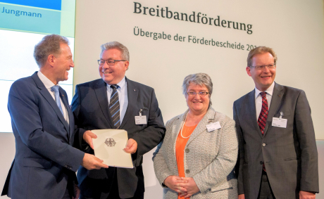 von links: Norbert Barthle MdB, Parlamentarischer Staatssekretär, Bürger-meister Volker Jungmann, MdB Gabriele Schmidt und MdB Thomas Dörflinger 