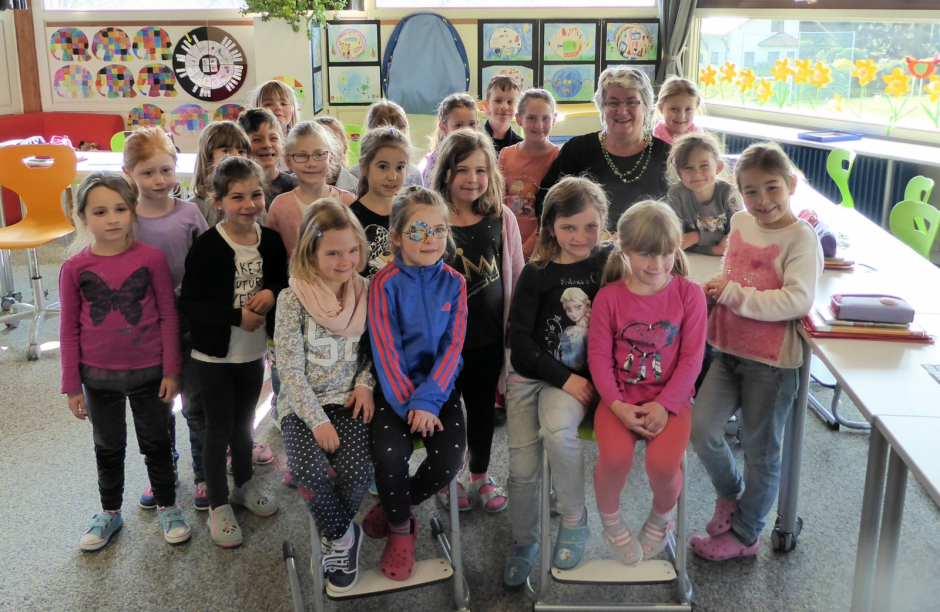 Gabriele Schmidt MdB mit den Erstklässlerinnen und Erstklässlern der Grundschule Gurtweil 