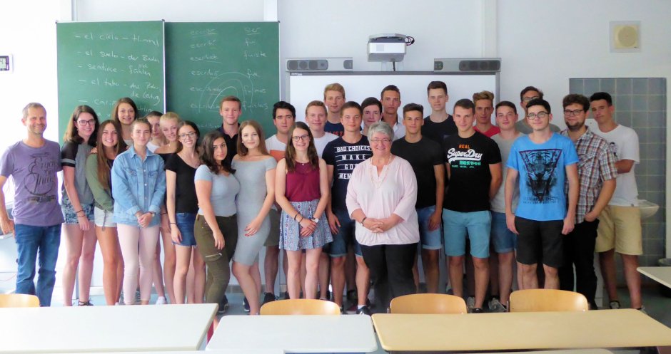 Gabriele Schmidt MdB mit der Kursstufe 1 und ihren Lehrern Herr Tomm (links im Bild) und Herr Maus (2. von rechts).