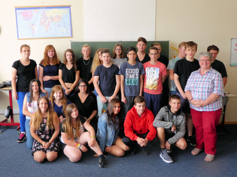 Gabriele Schmidt MdB mit Schülerinnen und Schülern der 9. Klasse der "Schule an der Rheinschleife" Jestetten. 