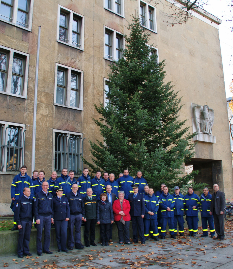 Weihnachtsbaumübergabe an das Polizeipräsidium in Berlin - mit dem THW Baden-Württemberg | 21.11.16