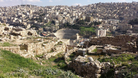 Amman: Blick von der Zitadelle auf das römische Amphitheater. Amman ist wie Rom auf 7 Hügeln erbaut.