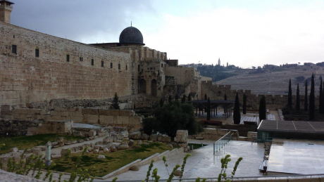 Jerusalem: Teil der alten Stadtmauer und Al-Aksa-Moschee. Im Hintergrund ist der Ölberg zu sehen. 