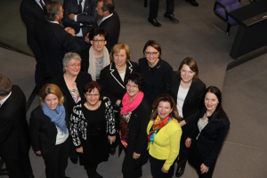Gabriele Schmidt, MdB im Plenarsaal mit Abgeordnetenkolleginnen | Bild: Barbara Lanzinger, MdB